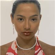 Profesora de inglés imparte clases a niños de educación primaria