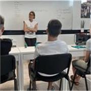 Docente di inglese e tedesco con esperienza impartisce lezioni individuali o di gruppo a ragazzi e adulti