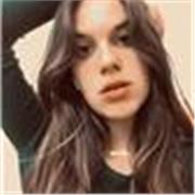 Ragazza al primo anno di università impartisce lezioni di tutte le materie umanistiche