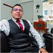 Profesor de psicología da clases a niños de todas las edades