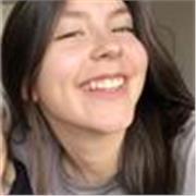 ragazza giovane delle superiori offre lezioni private per i bambini delle elementari