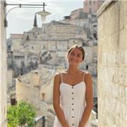 Diplomata con 100 e lode impartisce lezioni di economia aziendale agli studenti delle scuole superiori