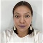 Profesora imparte clases a niños y adultos