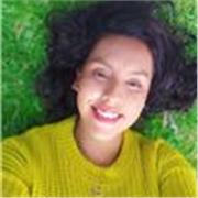 Maestra de español con experiencia en estrategias de aprendizaje prácticas para niños