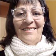 Profesora de Lengua imparte clases a alumnos de distintos niveles educativos