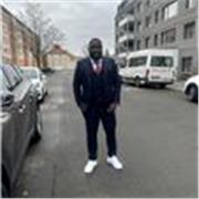 Mein Name ist Clovis Baiye und ich habe einen Master-Abschluss in Betriebswirtschaft (MBA) und Frühkindlicher Forschung (Msc). 