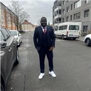 Mein Name ist Clovis Baiye und ich habe einen Master-Abschluss in Betriebswirtschaft (MBA) und Frühkindlicher Forschung (Msc).