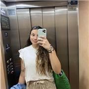 Soy graduada en Historia y tengo un máster de Patrimonio Cultural. También puedo dar clases de lenguas.