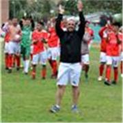 entrenador de fútbol con Licencia PRO CONMEBOL.
Apto para todas las edades