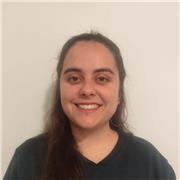 Profesora de matemáticas imparte clases a niños/niñas de todas las edades