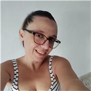 Laureata in lettere impartisce lezioni private a bambini di scuola elementare e a ragazzi di scuola media e scuola superiore