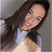 Profesora de matemáticas básicas imparte clases a niñas