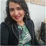 Profesor imparte clases para niños y jóvenes