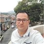 El profesor de apoyo escolar especializado en el área de teatro en la modalidad presencial