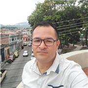 El profesor de apoyo escolar especializado en el área de teatro en la modalidad presencial