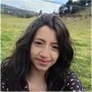 Mujer que tiene paciencia para cuidar y tener mucha paciencia y responsabilidad 