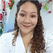 Profesora de infancia enfocada a las artes y manualidades para el desarrollo de la creatividad en los niños