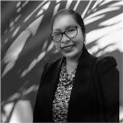 Profesora de inglés imparte clases a niños de todas las edades