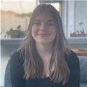 Engagierte Abiturientin mit Erfahrung gibt geduldige Nachhilfe für Jüngere