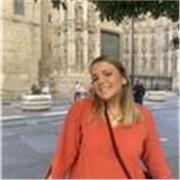 Estudiante de universidad que da clases particulares a niños de primaria