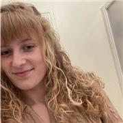 Étudiante en commerce et travaillant dans une entreprise internationale, je souhaite apporter mon aide en anglais