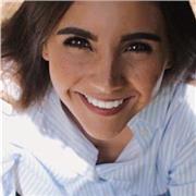 Profesora de español nativo lo cual podría ayudar a extranjeros y niños con la lengua