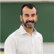 Profesor universitario titulado en idiomas y literatura que imparte cursos en universidades españolas y estadounidenses.