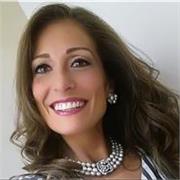 Avvocata civilista e docente, innamorata dei giovani e della scuola, offre lezioni pratiche e divertenti di diritto ed economia.