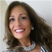 Avvocata civilista e docente, innamorata dei giovani e della scuola, offre lezioni pratiche e divertenti di diritto ed economia.