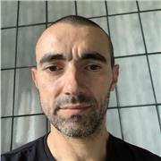 Profesor de inglés imparte clases de secundaria