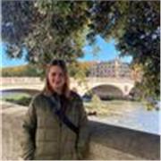 Profesora de inglés bilingüe con experiencia con niños. 