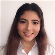 Profesora de matemáticas ofrece clases a niños pequeños