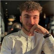 Jeune homme de 25 ans qui adore apprendre mais qui n'a pas aimé l'école à cause des profs.