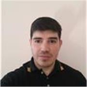 Docente de matemáticas imparte clases virtuales a estudiantes de nivel medio