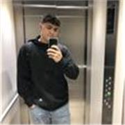 Alumno de ingeniería imparte clases de matemáticas a niños de primaria