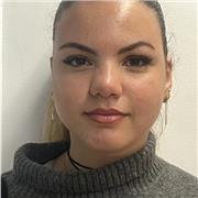 Étudiante trilingue qui souhaite donner des cours de français avec un diplôme de niveau C1.