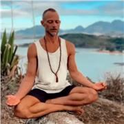 🙏 Saudação a você que esta lendo...
Rodrigo Nokita aqui, Instrutor de Hatha Yoga, uma técnica milenar da India que utiliza Posturas (asanas) e Respiração (pranayamas) de forma sincronizada auxiliando na saúde do corpo físico, mental e emocional.
Além d