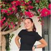 Me defino como una persona atenta, muy divertida y a la que le encanta enseñar.