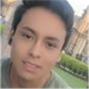 Profesor de matemáticas que imparte clase a niños y jóvenes de 18 años