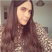 profesora de marketing y publicidad dicta clase a niños de cualquier edad