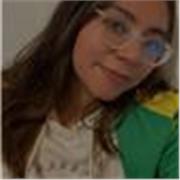 Profesora de primaria que se adapta a las necesidades de los estudiantes