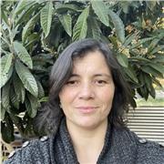 Adapto mis clases a las necesidades de cada alumno, captando sus fortalezas para reforzarlas y creando puentes con sus debilidades.
