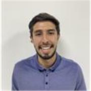Psicólogo de formación, con maestría en psicología deportiva y curso de entrenador de fútbol. 