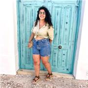 Profesora de inglés imparte este idioma a todos los niveles y todas las asignaturas de primaria. También las asignaturas de lengua, sociales o de estudio en general para los primeros años de la ESO