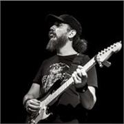 Cours de guitare personnalisés et motivants avec une méthode hybride alliant technique et théorie dans un studio pro équipé.