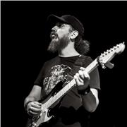 Cours de guitare personnalisés et motivants avec une méthode hybride alliant technique et théorie dans un studio pro équipé.