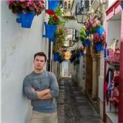 Creo que el enfoque del aprendizaje de idiomas debe ser a través del juego. Porque si te obligan a adquirir conocimientos, estos no permanecerán por mucho tiempo. Por eso prefiero los métodos de enseñanza interactivos