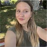 Me llamo Dana, tengo 19 años y hablo inglés desde que tengo 3 años y soy bilingüe con el alemán(idioma de madre) 