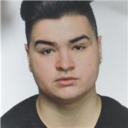 Soy un estudiante con el título de bachillerato que siempre ha obtenido buenos resultados académicos en Inglés. Puedo hacer clases a niños y niñas de primaria hasta bachillerato, y tengo la opción de hacer las clases online tanto como presencial por la zo