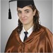 Estudiante graduada imparte clases a niños y adolescentes de primaria, secundaria y bachillerato